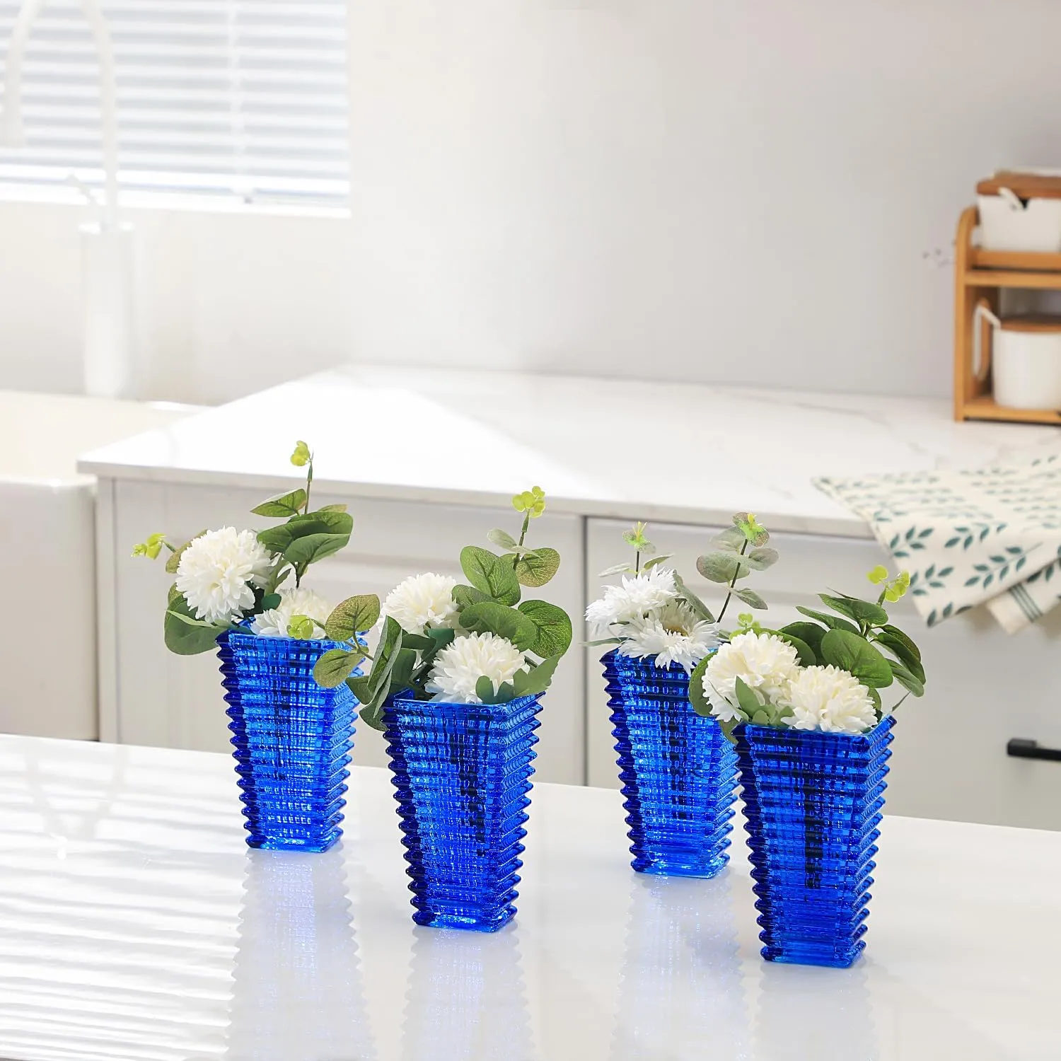 MCMCNCUIU Crystal Vases, Small Vases, Set of 4 Blue Glass Vases, Flower Vases for Centerpieces, Modern Vases, Vintage Vases for Living Room, Bedroom, Kitchen, Dining Table, Shelf, Wedding, 6 Inches
