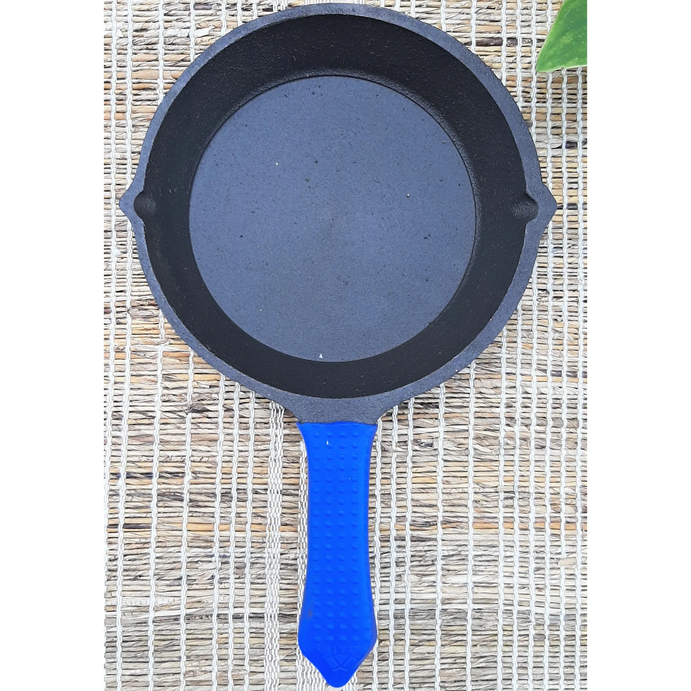 Pre-Seasoned Cast Iron Saute Pan with Silicon Grip(6")