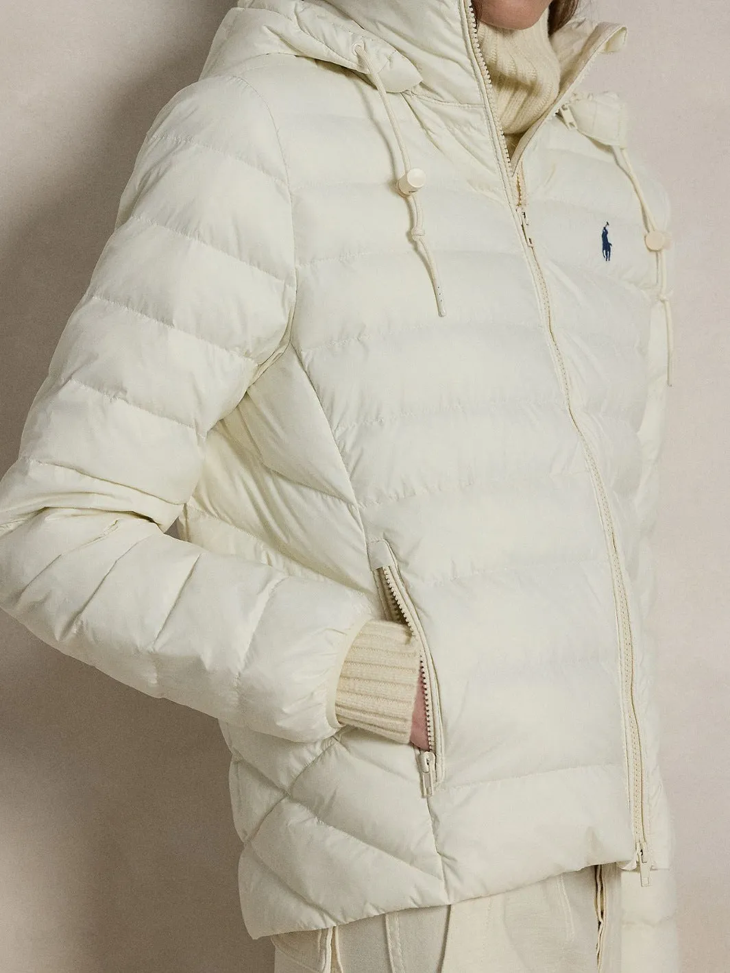 WATER-RESISTANT PACABLE HOODED JACKET Kremfarget